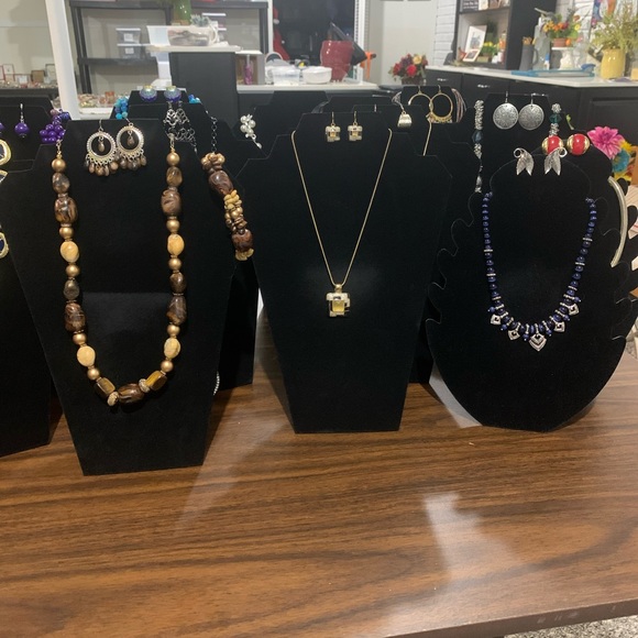 Modern, Vintage, and Estate Jewelry. All pieces have earrings or bracelets. - Picture 5 of 10